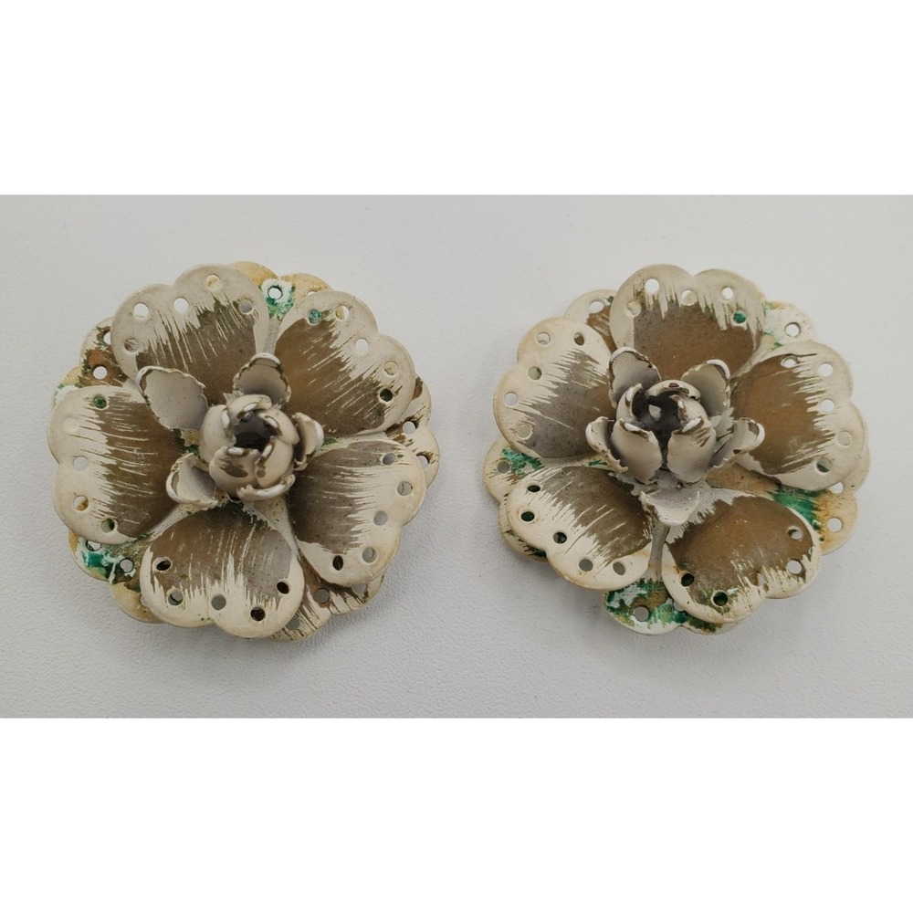 Vtg MCM Enameled Neutral Shades Flower Blossom Clip On Earrings‎